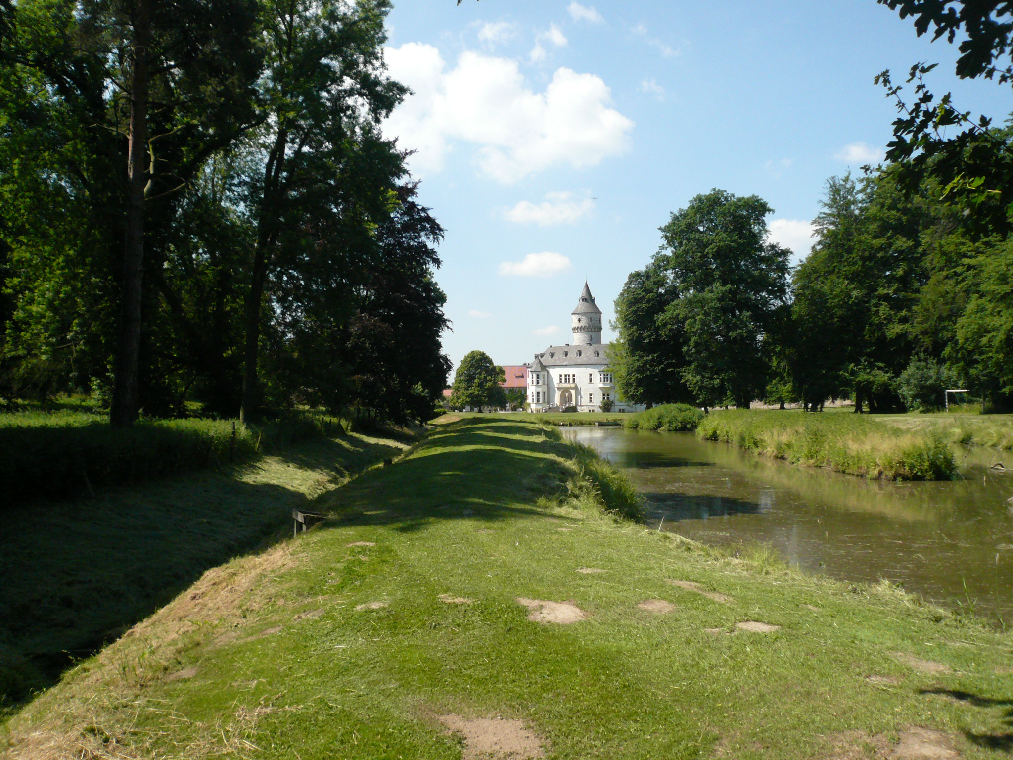 Blick über den Teich auf Schloss Oelber